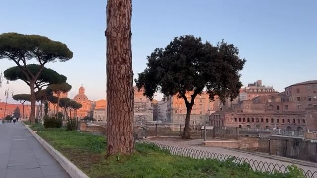 Новогодишен поздрав от Колизеума, минавайки по Виа деи Фори Империали, до Пиаца Венеция смотреть онлайн