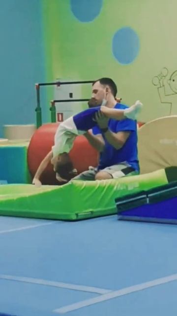 Учимся делать фляк 👻🤸♂️Поддержи лайком ❤ #спорт #гимнастика #детскийканал #детскийспорт #фляк смотреть онлайн