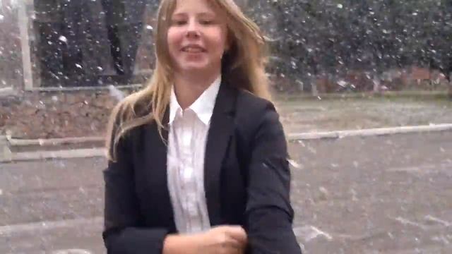 Первый снежок.Восьмиклассники кайфуют:D