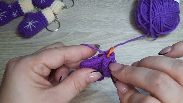 Вяжем брелок новогодние рукавички смотреть онлайн