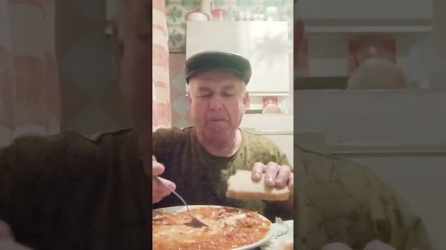 Приготовил борщ из свиных ребер, у бати в гостях. едим с аппетитом.