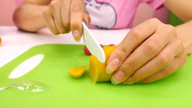 Куклы Барби и Сказочный патруль заболели. Мультик из игрушек: Детский Садик смотреть онлайн