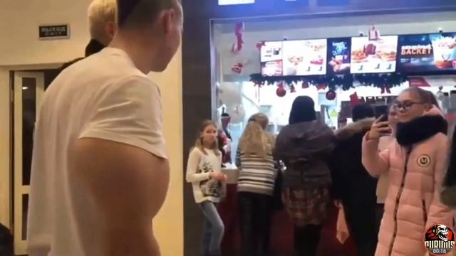 Кирилл Терешин и его поклонники в Макдаке смотреть онлайн