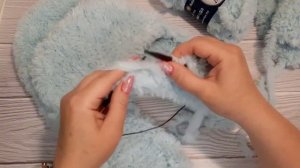 Вяжем шапку ушанку из меховой пряжи.