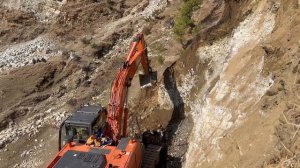 Экстремальные работы по выемке на скалистом склоне.