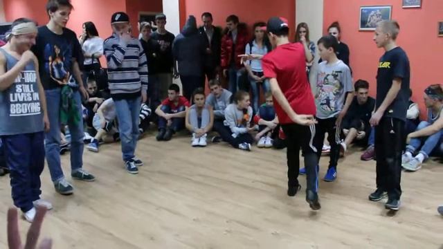 Kick The Ass Vol.2 - On Traffic _vs._ Бюджет крю _vs._ Абстракт Пауер клан смотреть онлайн