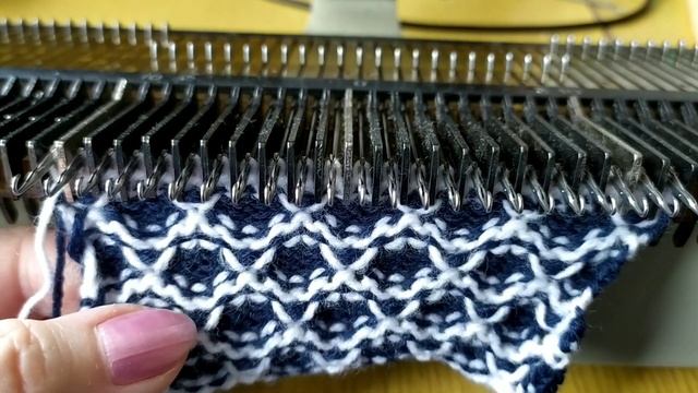 Вязание на машине. Цветной узор. смотреть онлайн