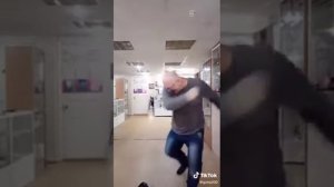 смешной Дед танцует под бабье лето