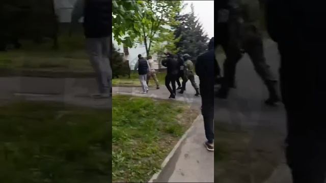 Неадекват угрожал убийством соседской семье #новости #россия #русские #мигранты смотреть онлайн