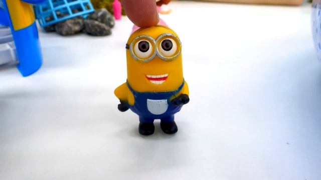 Развивающее видео для детей - РЫБАЛКА и Детский садик. Игрушки из мультиков в бассейне смотреть онлайн