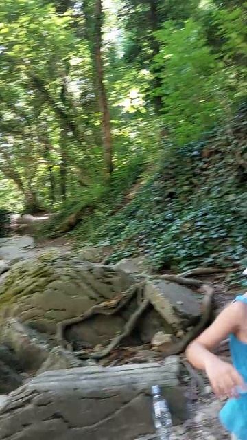 Саня наверху водопада Богатырь, расходимся с друзьями