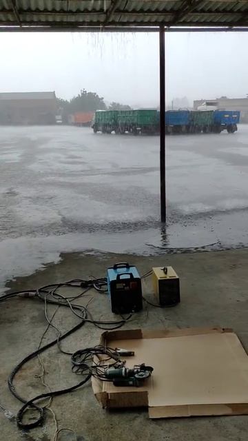Что бывает при работе.Сварщик(аргон).Штормовой дощ. смотреть онлайн