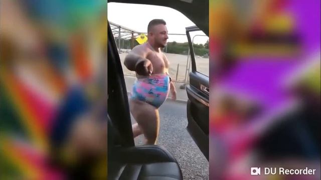 Мужик танцует в женской одежде угарно