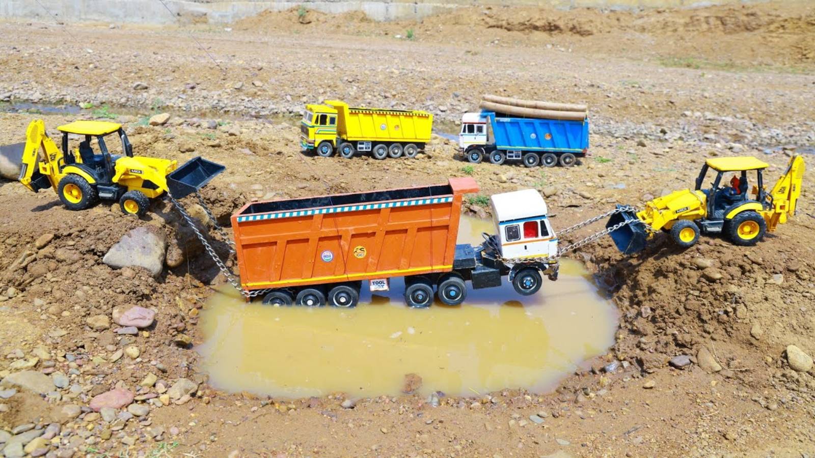 Самосвал и экскаватор помогают работают перевозят груз смотреть онлайн