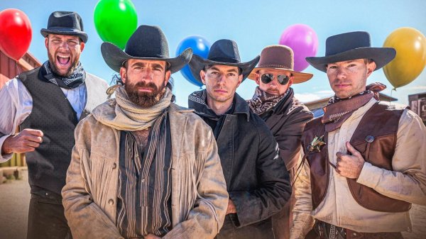 Ковбойская Страйкбольная Королевская Битва (Dude Perfect)