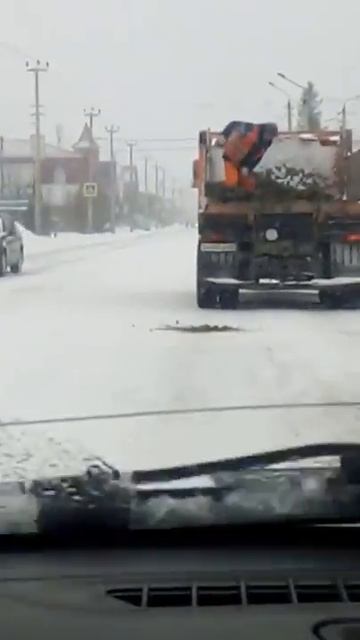 Коммунальщики для вида посыпают дорогу песком смотреть онлайн