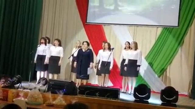 Зилә Сафиуллина коллегалары белән җыр башкара