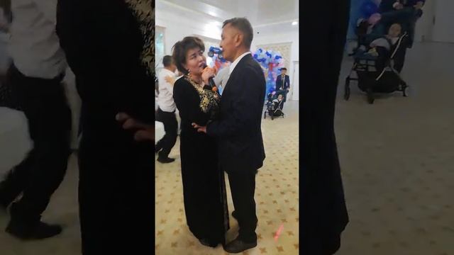 Асыл жарым, анашымның ән тартуы