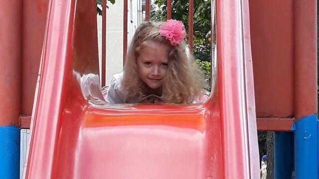 Весёлые игры на площадке.Видео для малышей.Детское видео. смотреть онлайн