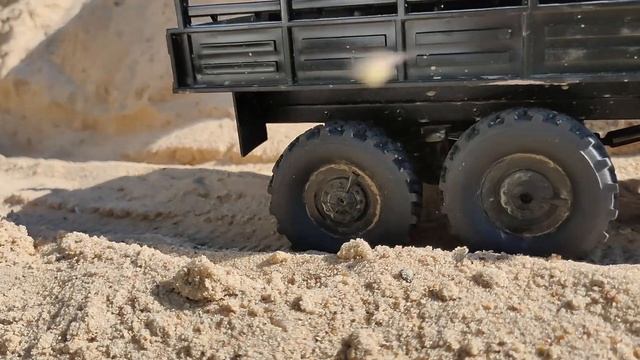 RC Урал 4320 взбирается на песчаную гору. WPL B36KM Sand Off Road Action