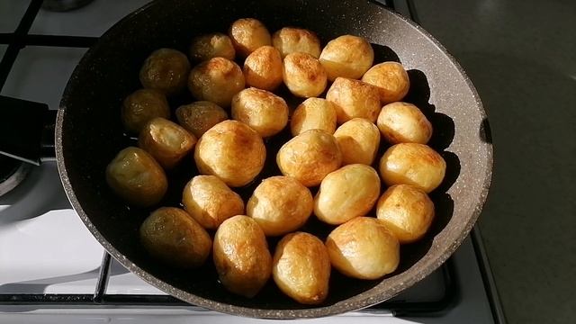 Молода картопля в медово-соєвому соусі. Як смачно приготувати молоду картоплю?