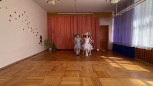 Дефиле девочек в детском саду. Подготовительная групп