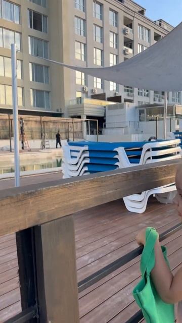 Лето в разгаре , в отеле бассейн стоит с зимы 🙈на ремо? смотреть онлайн