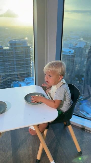 Малыши едят вкусный лунный пирог. Детское видео! #baby #nao смотреть онлайн