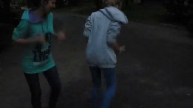 Две девчёнки жгут хардбасс.