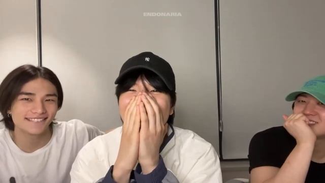 Чанбин снимает футболку чтобы посмотреть на...