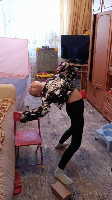 Как Ксю училась вставать на мостик смотреть онлайн