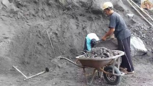 Строительство, шахтёры копают песок