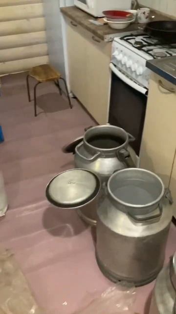 Качаем рутовские рамочки. Пчёлки дозапечатывают последний медок. смотреть онлайн