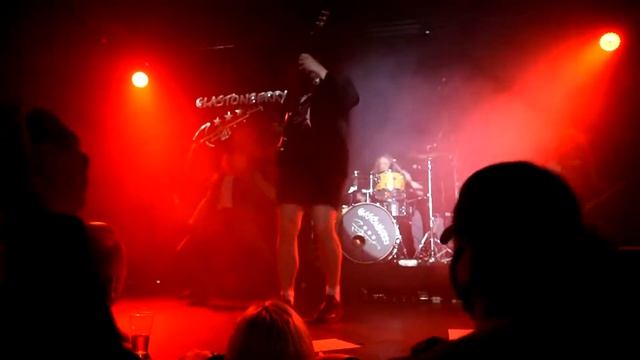 10-летие клуба GLASTONBERRY группа EASY DIZZ с песней Shoot To Thrill