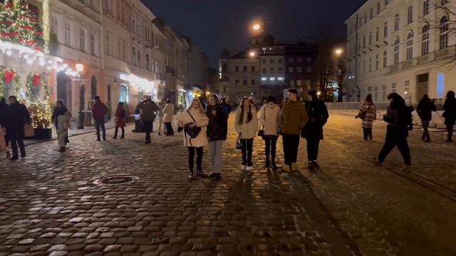 Тепла вʼязана шапка. Львів дівчата, мода, центр. #львів?