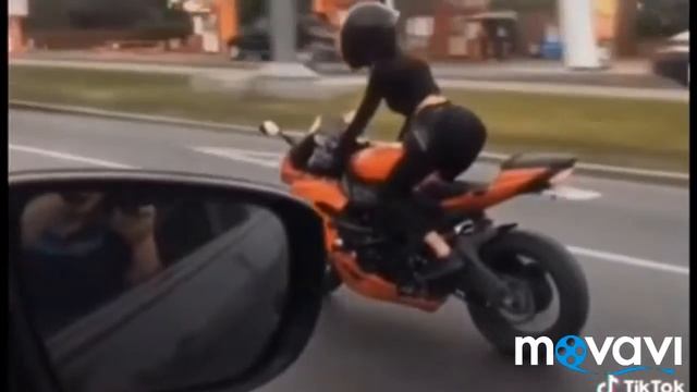 Девчёнка на мотоцикле! Самое красивое, что может быть!