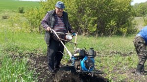 МУЖИКИ РАБОТАЮТ НА ОГОРОДЕ, САЖАЕМ РОЖЬ, ЖИЗНЬ В СЕЛЕ