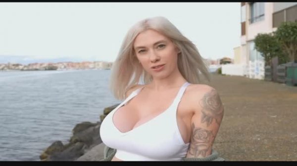 Красивые и большие сиски у девушки