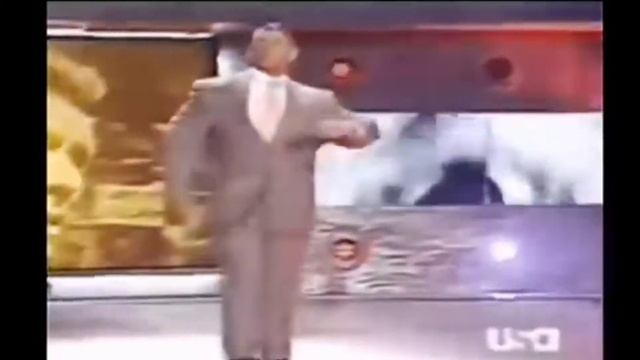 мужик идет в костюме по стенду