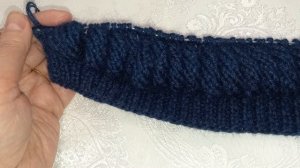 Как связать шапку с поперечной косой спицами