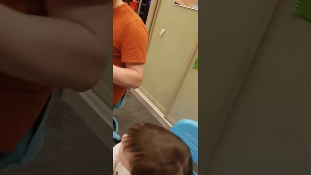 домашний концерт после первых уроков фортепьяно 💃🎤 Вита (7 лет) смотреть онлайн