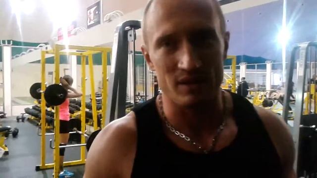 Андрей подтягивается и рассказывает как надо