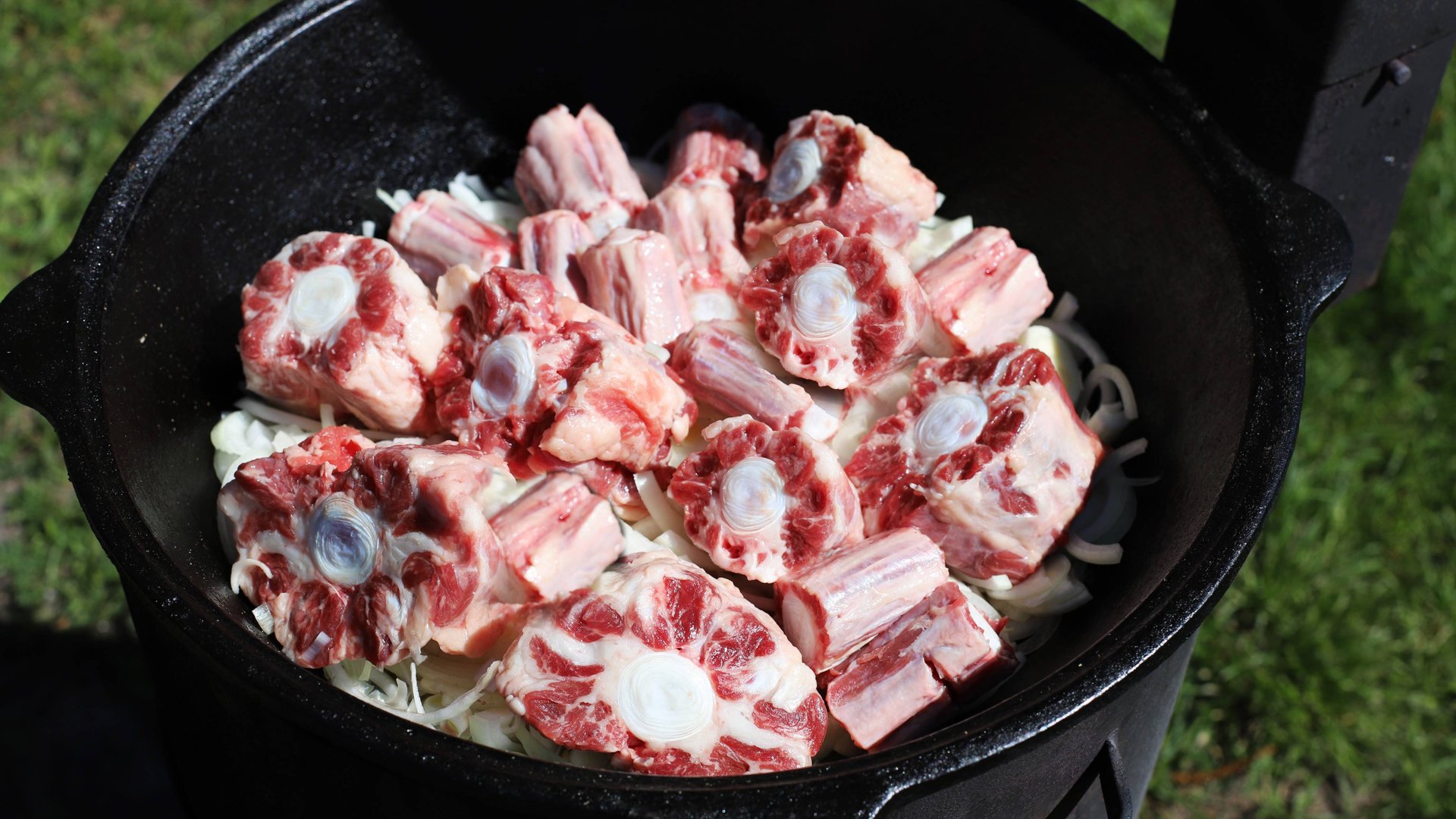 Вкусное горячее с говяжьими хвостами в казане на костре смотреть онлайн