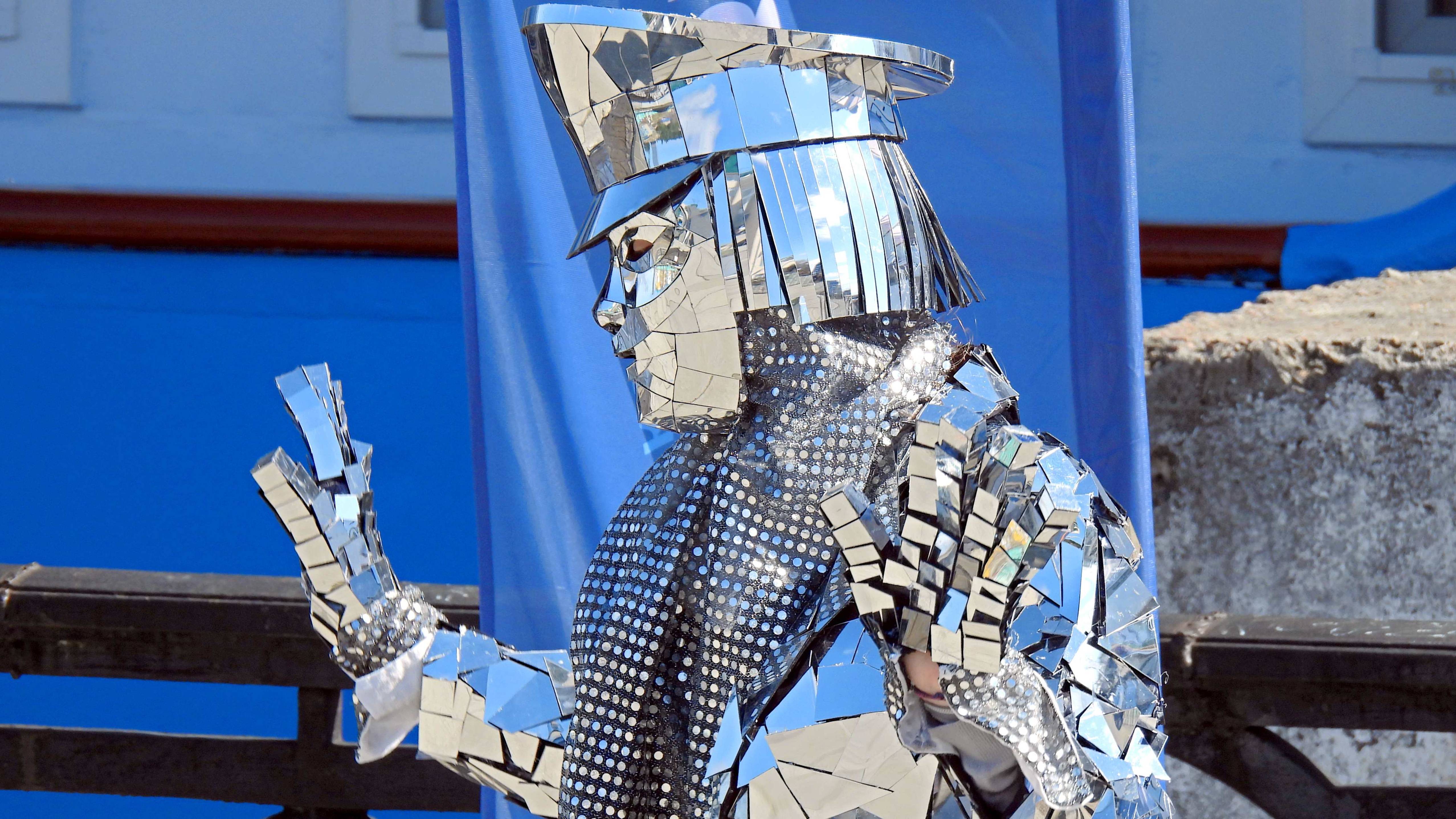 Теплоход уходит в круиз