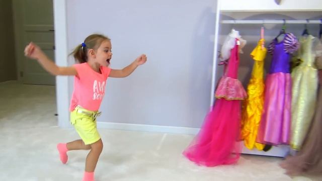 Алиса и Яна как невидимки играют в прятки с Папой смотреть онлайн