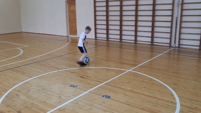 Футбол дома в исполнении Степанова Степана 1 В