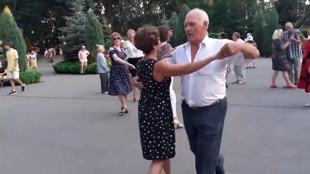 А ПЕРВОЕ СЛОВО ДОРОЖЕ ВТОРОГО! ТАНЦЫ В ПАРКЕ ГОРЬКОГО ХАРЬКОВ СЧАСТЛИВЫЕ ДНИ