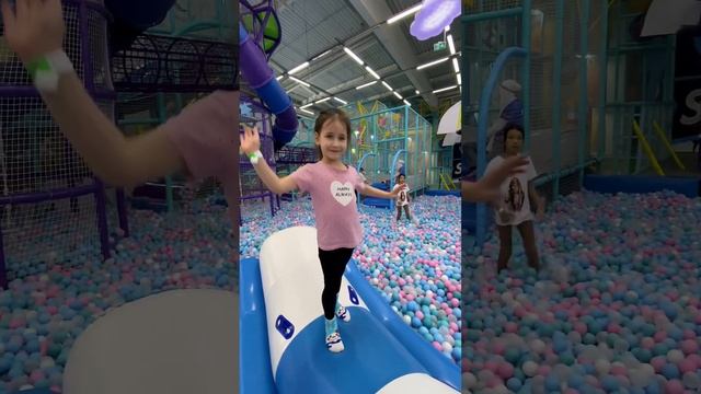 Кира и Арина играют в парке развлечений