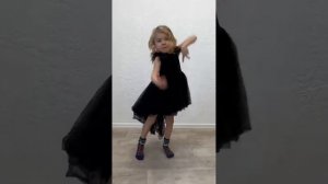 танец Венсдей в шикарном вечернем черном платье