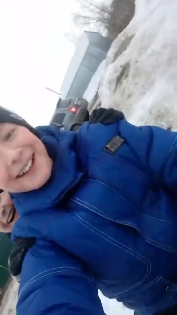 Мини влог/Катание весной на снегокате